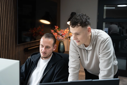 Overleg op kantoor achter computer Overleg op kantoor achter computer
